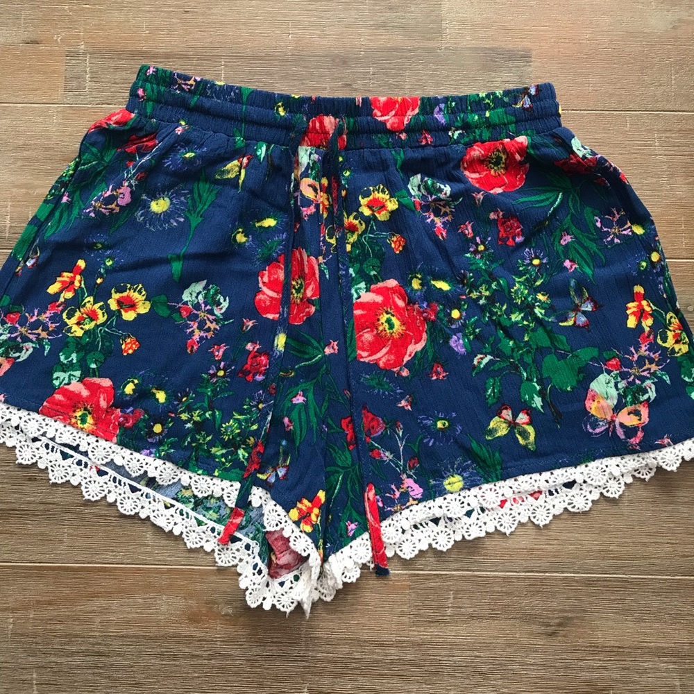 Floral shorts with lace trim